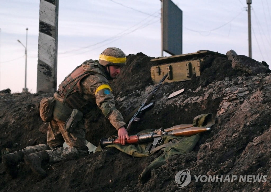 "러 병력, 키예프 외곽 30㎞ 접근"…우크라군 필사 저항