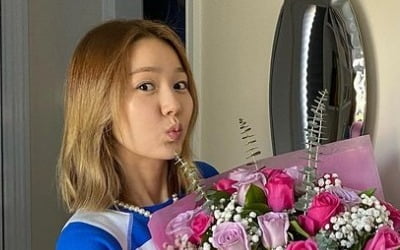 이진, ♥금융맨 남편에게 받았나…초콜릿 보다 달콤한 꽃다발[TEN★]