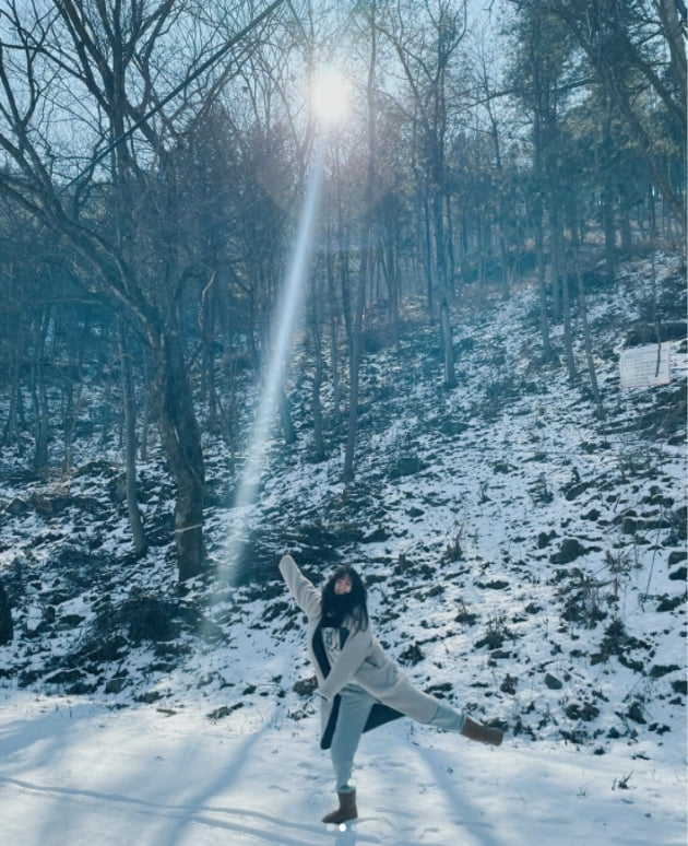 정려원, 핀 조명 받으며 화보 촬영중?..."너무 추워서 잠깐 정줄 놓음"[TEN★]