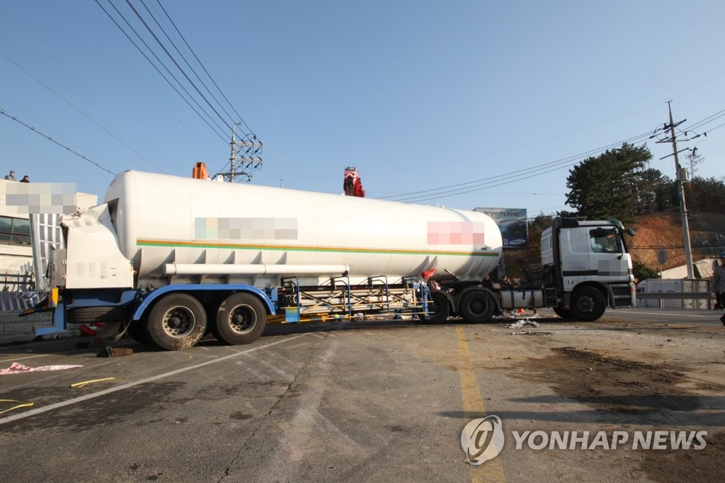 포항 고속도로 출구서 탱크로리 전복…60대 운전사 부상