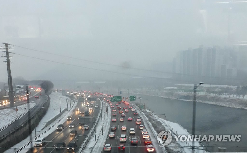 동부간선도로서 차량 화재 발생…30대 오토바이 운전자 골절상