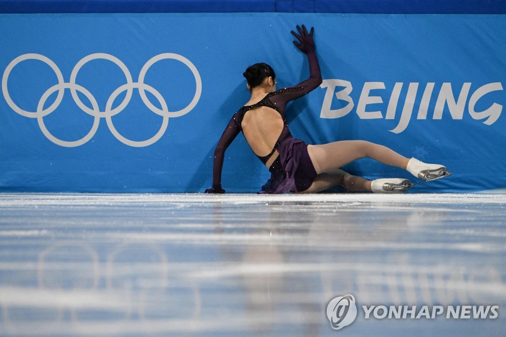 [월드&포토] 연기 중 '꽈당' 中 피겨대표 폭풍비난에 눈물