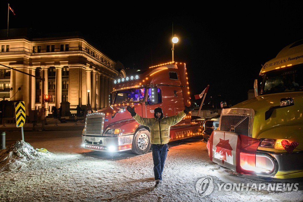 캐나다 경찰, 美국경 다리 막은 시위대 체포하고 트럭 견인