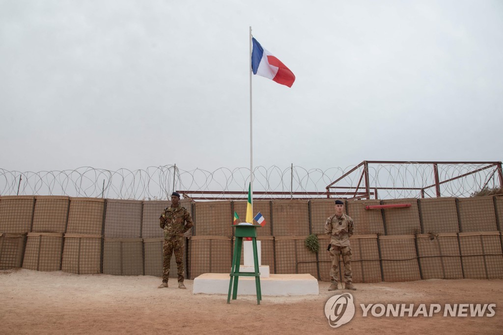 마크롱, 아프리카 정상들과 만찬…말리 군철수 방안 등 논의