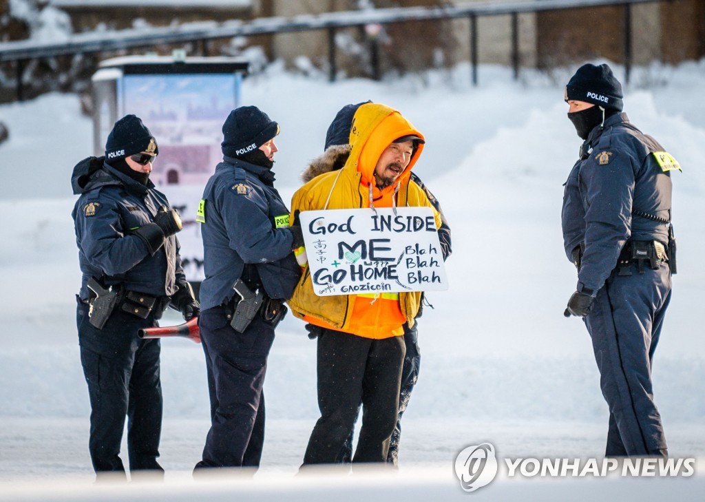 캐나다 경찰, 오타와 트럭 시위대 체포 시작…주동자도 연행