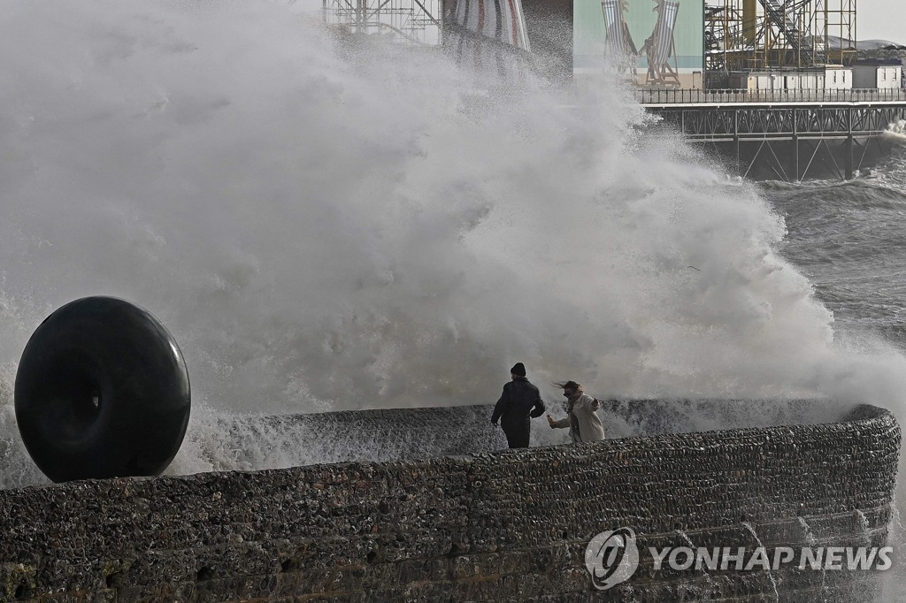 지붕 날아가고, 전기 끊기고…시속 196㎞ 강풍에 영국 피해 속출