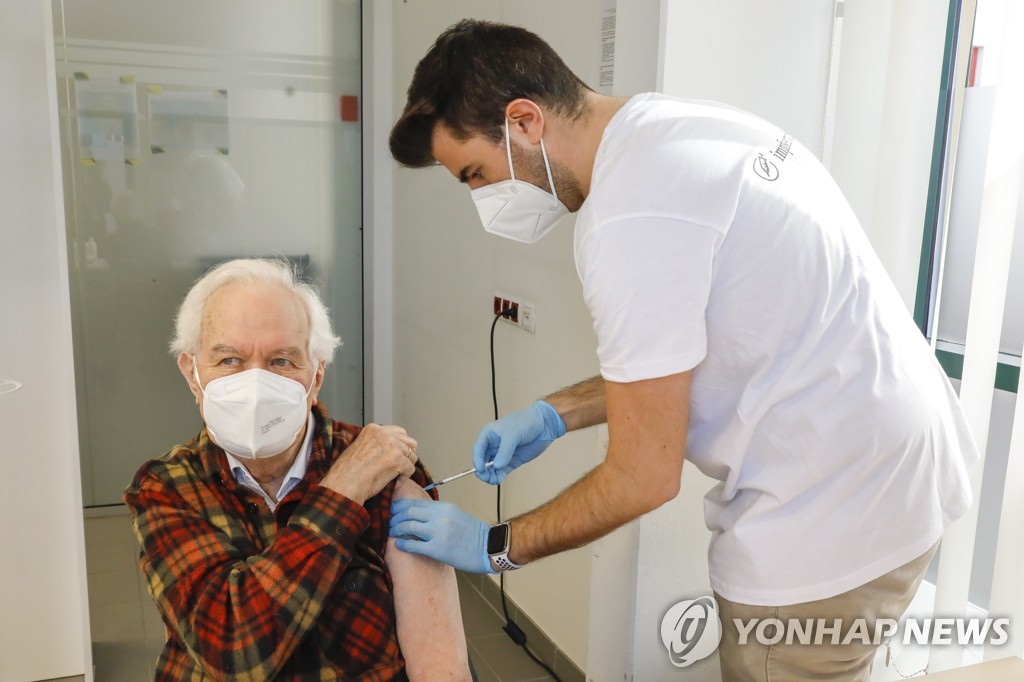 확진자 급증에도 '오미크론과 공존' 시도하는 유럽(종합)