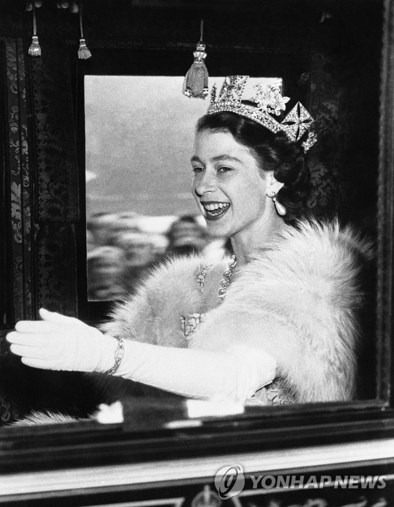 '즉위 70년' 영국 여왕…"영국인의 혼을 아는 정신적 지주"