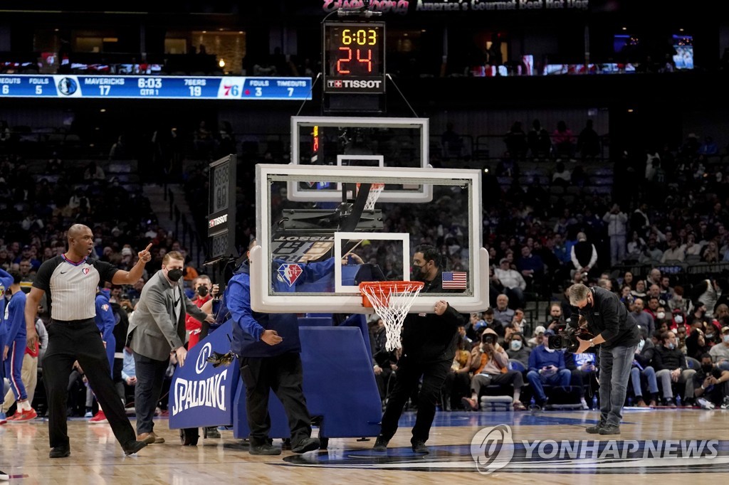 기운 골대 교체로 44분 중단…NBA 댈러스, 필라델피아 제압