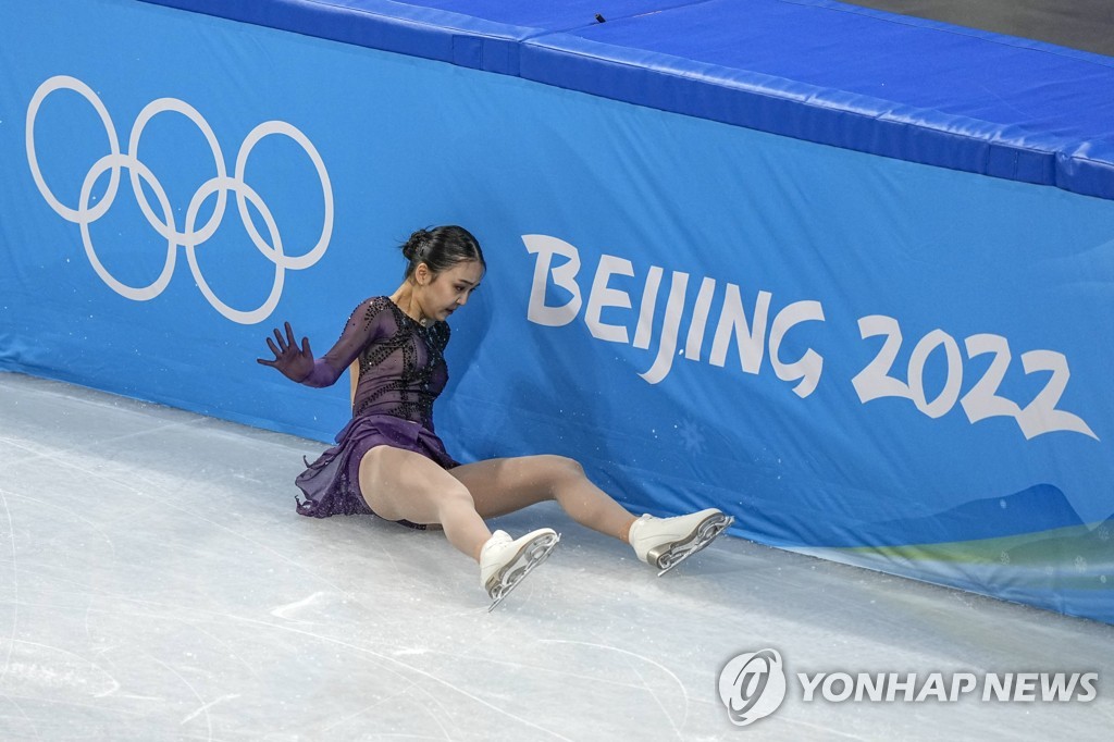 [월드&포토] 연기 중 '꽈당' 中 피겨대표 폭풍비난에 눈물