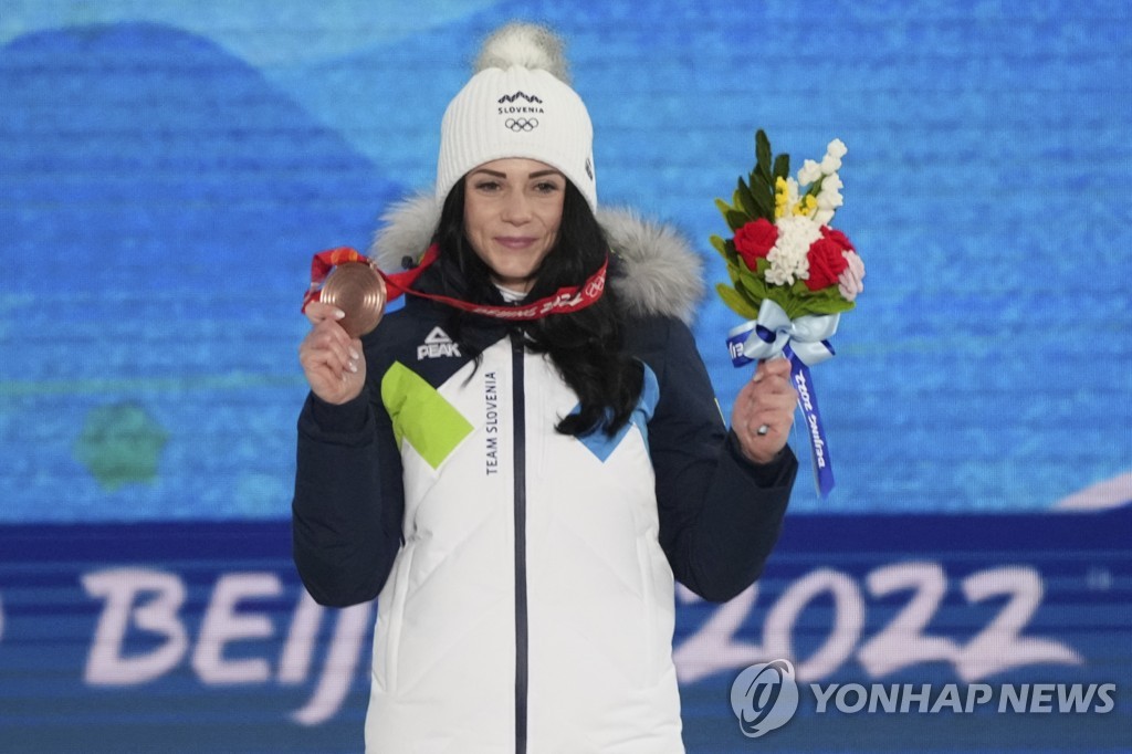 [올림픽] '출산 후 1년' 첫 올림픽 메달 딴 '엄마 스노보더' 코트니크