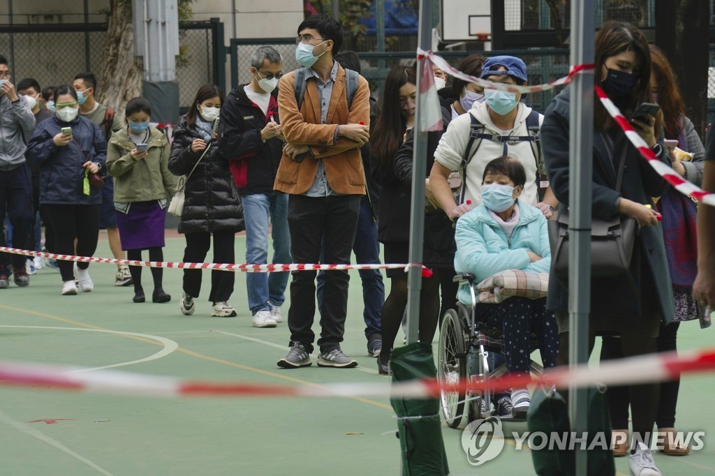 중국, 홍콩 코로나 확산하자 개입…"의료진·물자 지원"