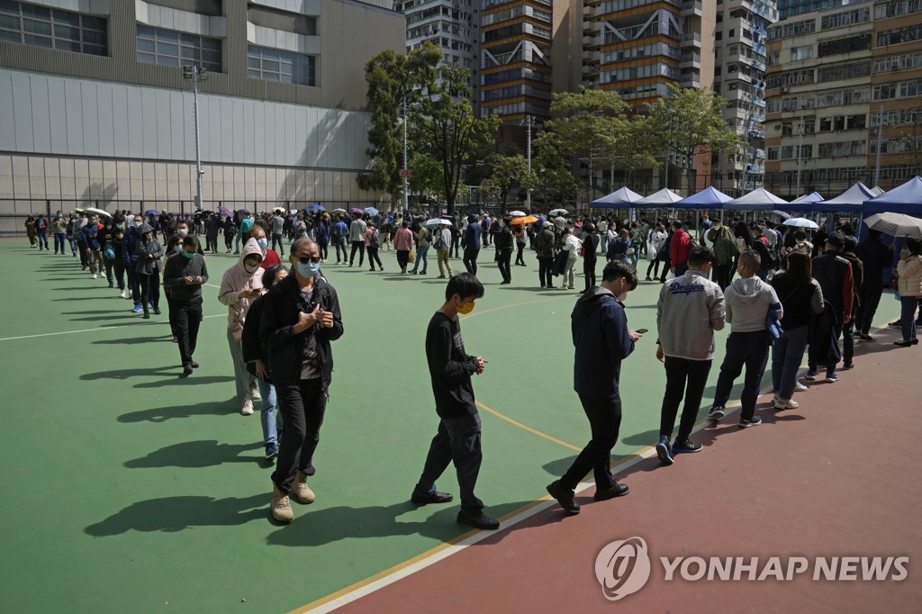 홍콩 "현재 도시 봉쇄 계획 없어"…환자 폭증 속 우려 진화