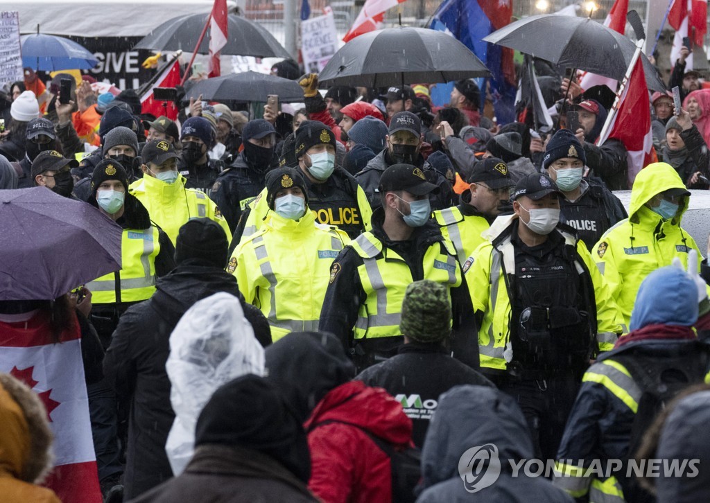 캐나다 백신반대 시위대 강제해산 초읽기…트럭들 요지부동