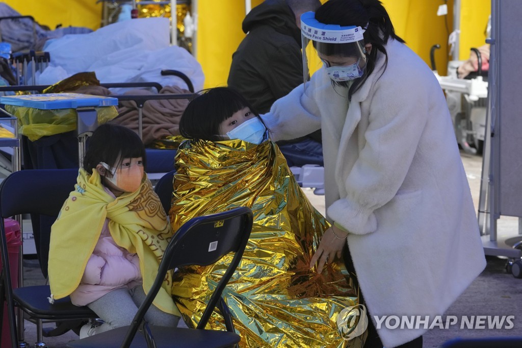 홍콩 행정장관 "모든 시민 검사 고려"…"2만여명 병상 대기중"