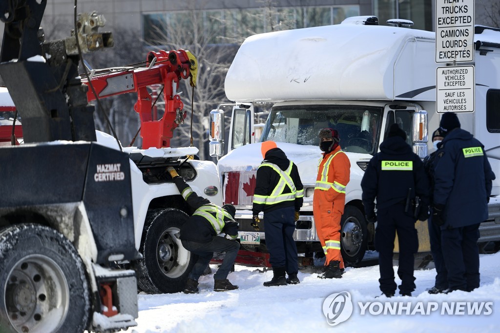 캐나다 경찰, 오타와 백신 반대 트럭시위 강제해산…20여명 체포(종합)