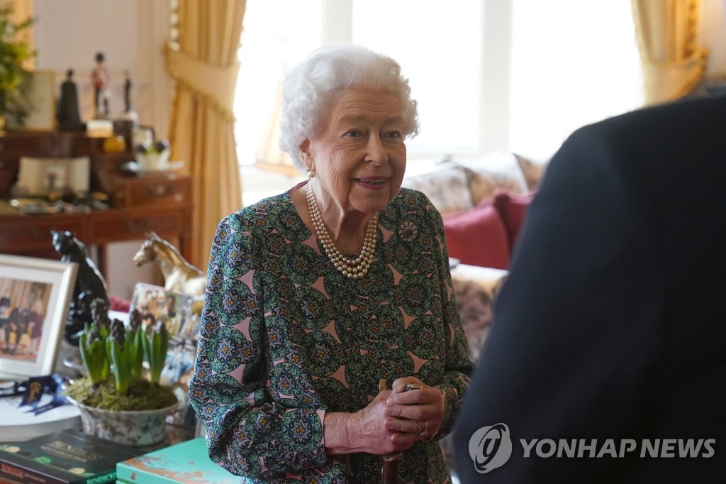 95세 영국 여왕 코로나19 확진…"가볍고 감기 같은 증상"(종합2보)