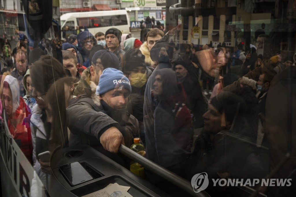 [월드&포토] '지하로·서쪽으로'…우크라이나 필사의 대피