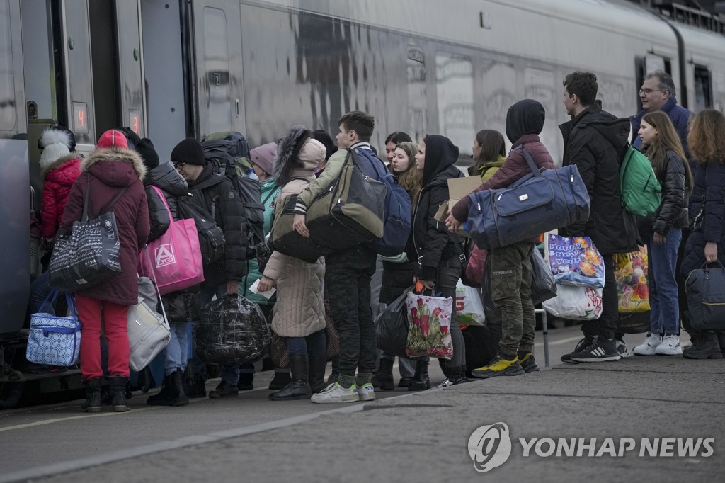 [월드&포토] '지하로·서쪽으로'…우크라이나 필사의 대피