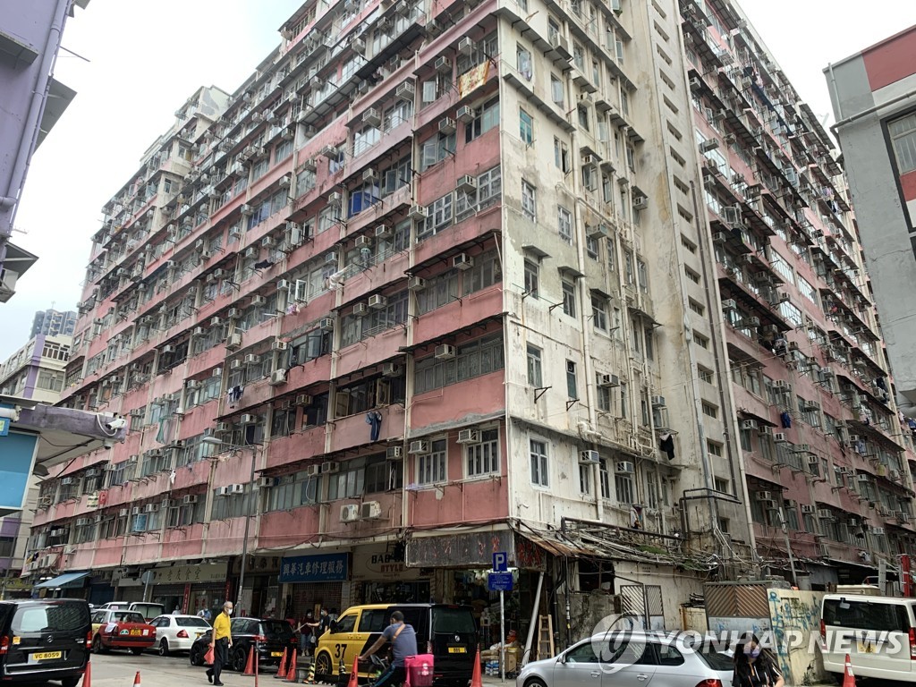 홍콩서 코로나에 쫓겨나는 쪽방 거주자·가사 도우미