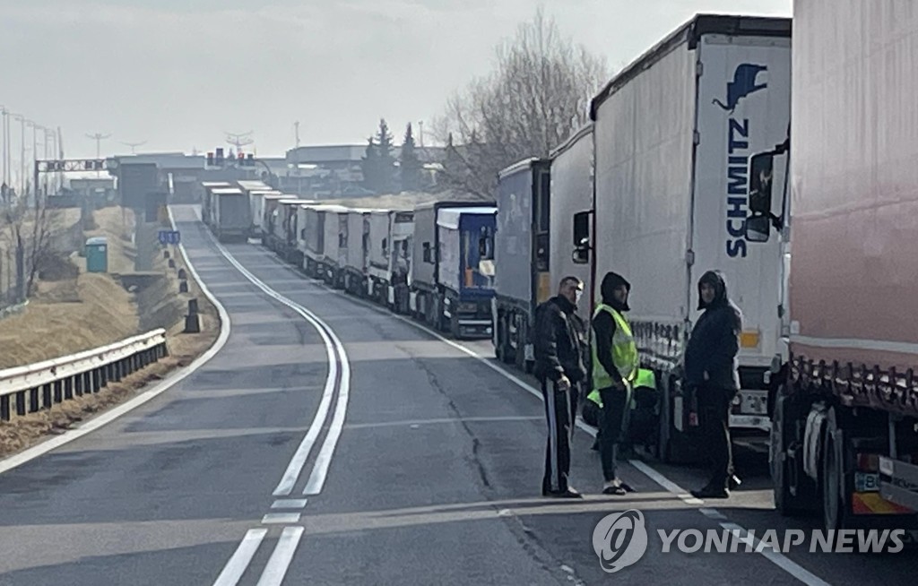 [우크라 일촉즉발] 외교부 "韓외교관, 국민대피 임무 완수때까지 체류"