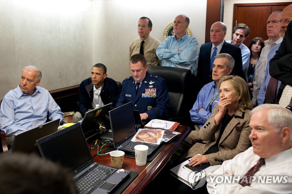마스크와 부통령…백악관 'IS 작전상황실' 사진의 의미는