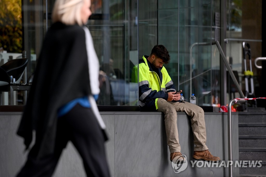 호주, 오미크론 확산에도 고용시장 '훈풍'…실업률, 두달째 하락