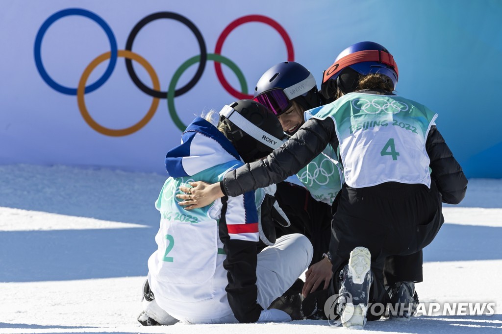 [올림픽] 판정 승복·패자 위로·선물 교환…동계올림픽 따뜻했던 순간들