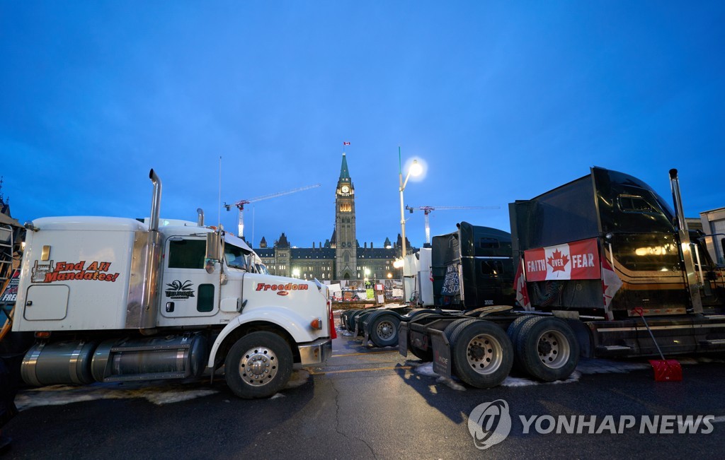 캐나다 트럭시위 점입가경…美 육로 막힌 포드차는 하늘 수송(종합)