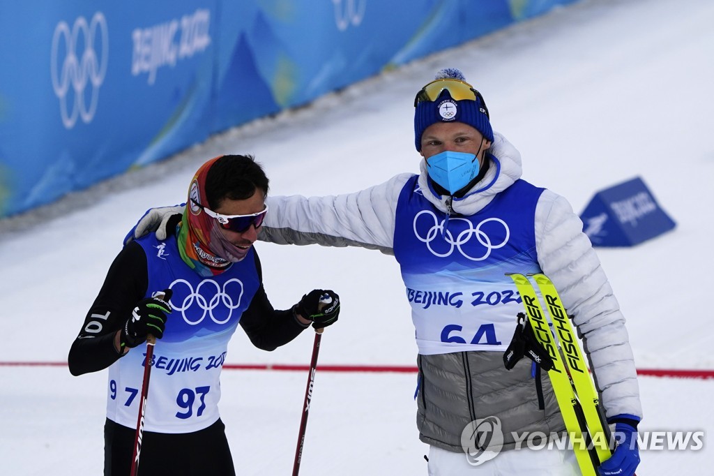 [올림픽] 판정 승복·패자 위로·선물 교환…동계올림픽 따뜻했던 순간들