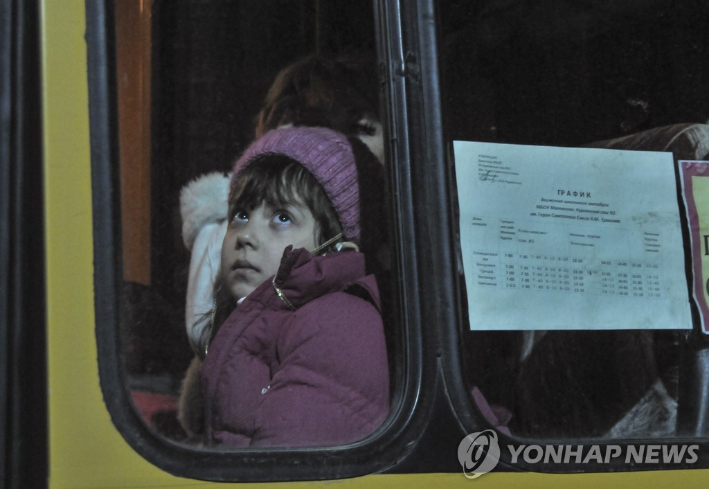 공포에 떠는 우크라 피란길…"행선지 모른 채 기차로, 버스로"