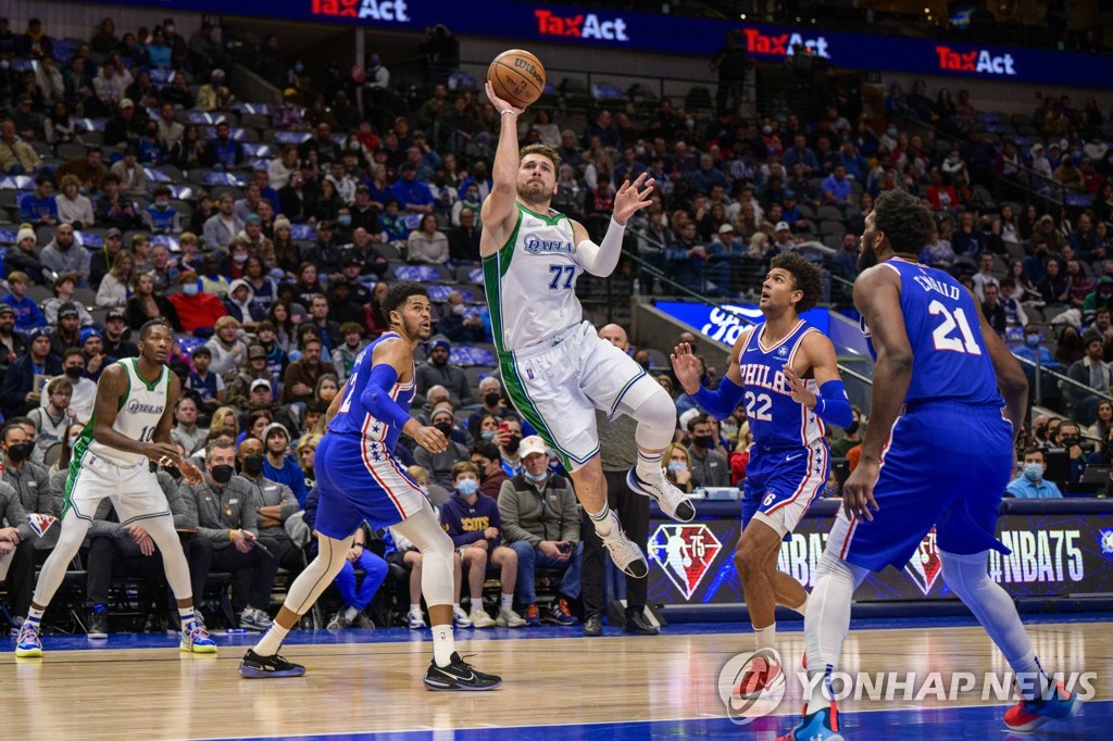 기운 골대 교체로 44분 중단…NBA 댈러스, 필라델피아 제압