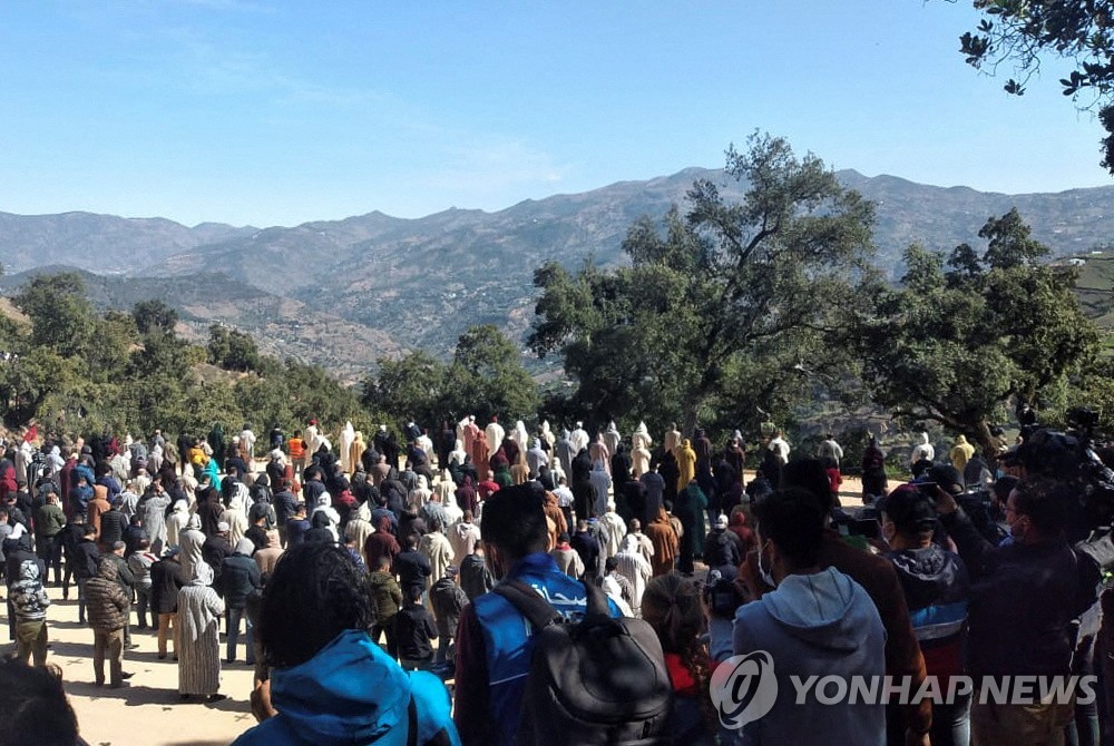 "라얀은 모두의 아들"…우물에서 숨진 모로코 아이 장례식