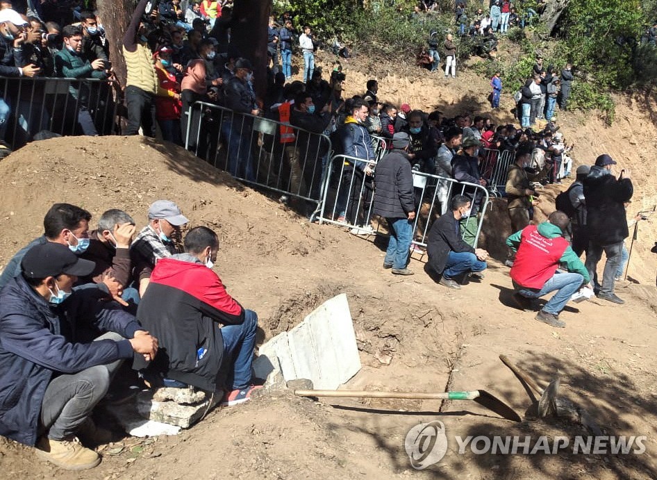 "라얀은 모두의 아들"…우물에서 숨진 모로코 아이 장례식