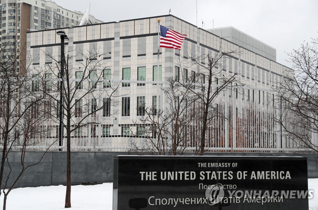 미·러, 주우크라 대사관 일부 철수…각국 자국민에 대피 권고
