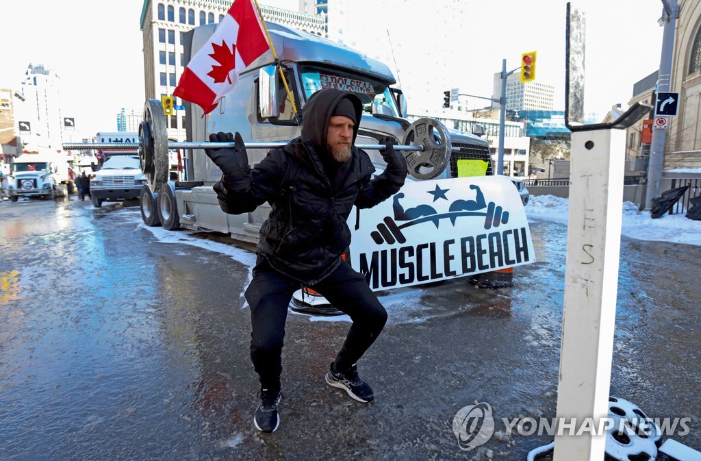 트럭 시위 못막은 캐나다 수도 경찰청장 경질…국경 시위 진정세