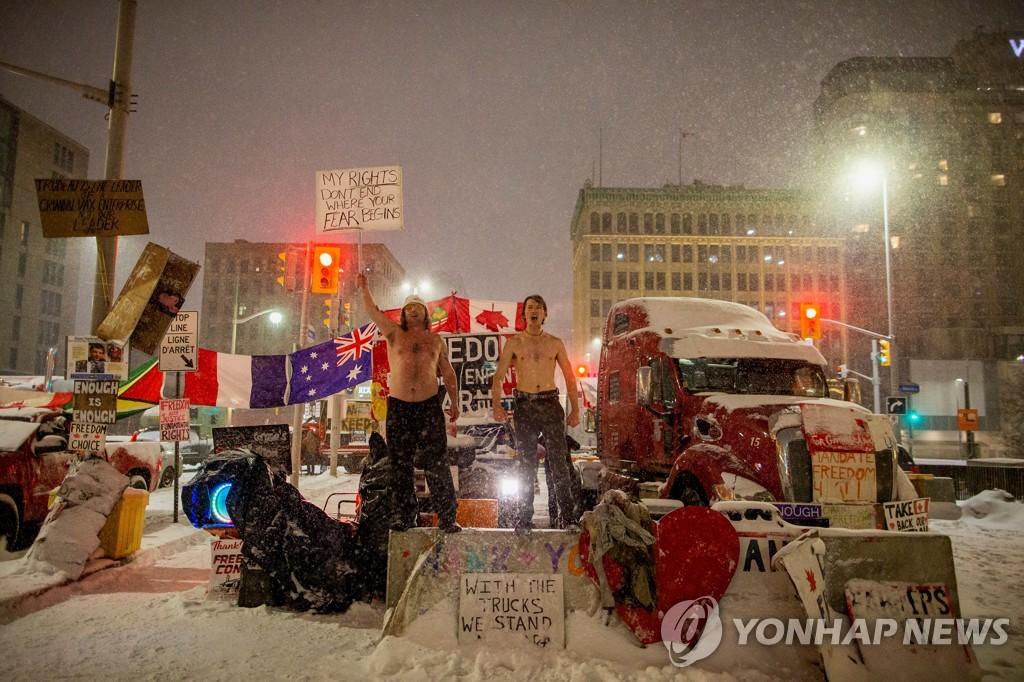 캐나다 경찰, 오타와 트럭 시위대 체포 시작…주동자도 연행