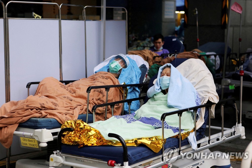 홍콩 행정장관 "모든 시민 검사 고려"…"2만여명 병상 대기중"