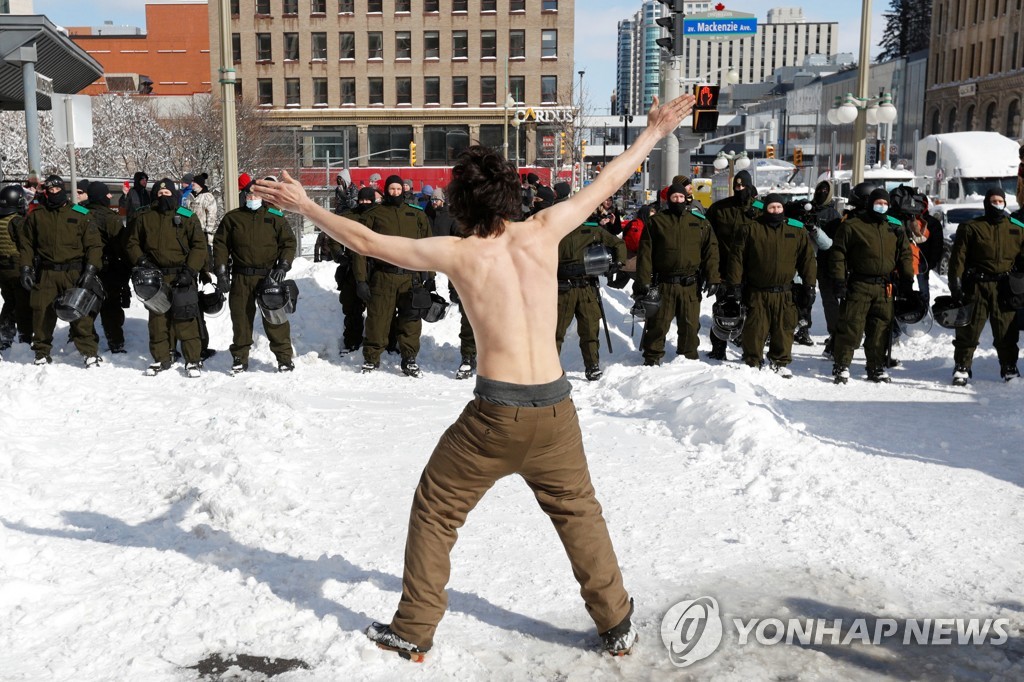 캐나다 경찰, 오타와 백신 반대 트럭시위 강제해산…20여명 체포(종합)