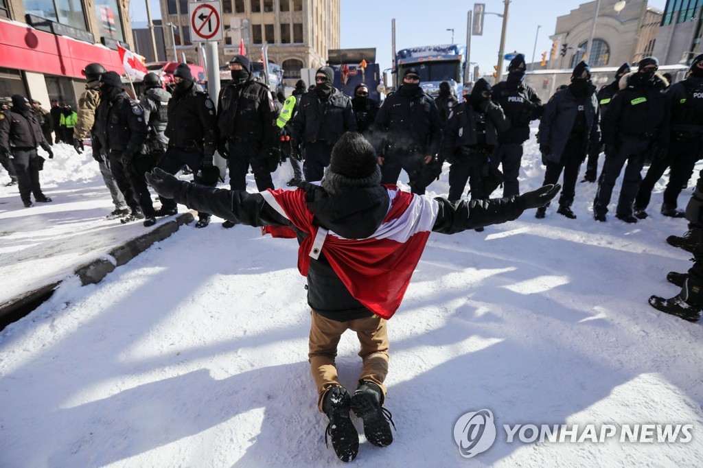 캐나다 경찰, 오타와 백신 반대 트럭시위 강제해산…20여명 체포(종합)