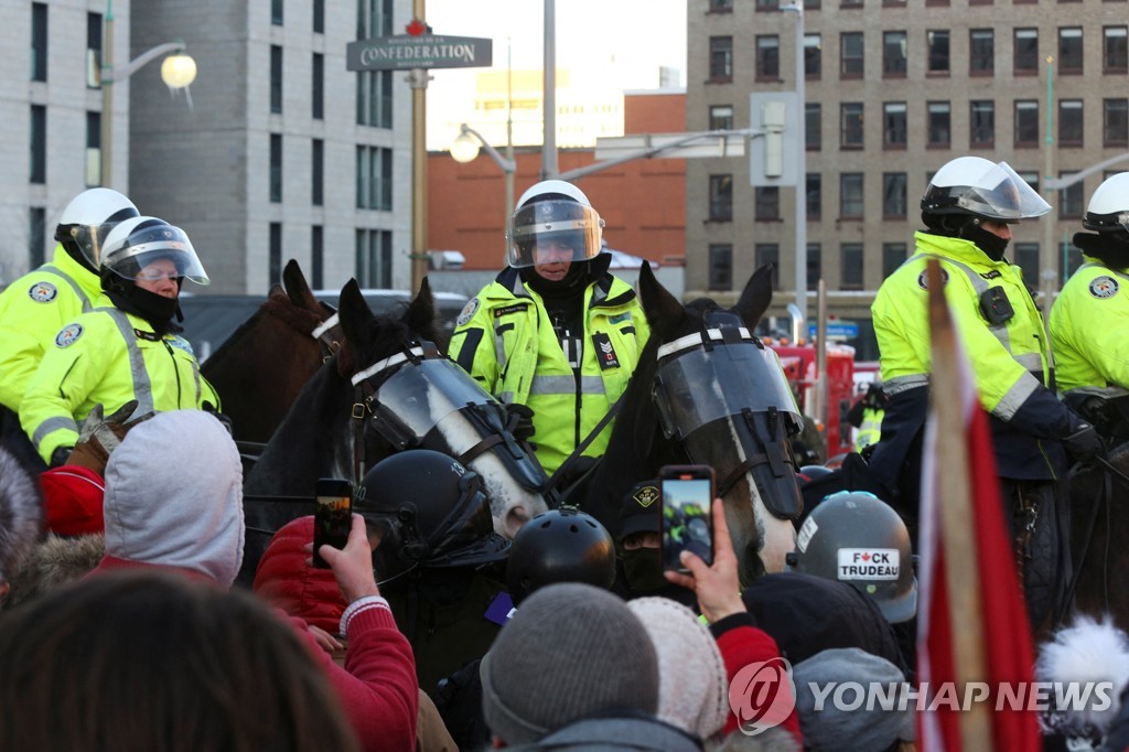 캐나다 트럭시위 마지막 고비…경찰 "해산 작전 멈추지 않을 것"