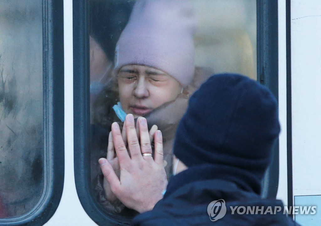 [월드&포토] 전쟁위기에 '생이별' 우크라이나 돈바스 주민들