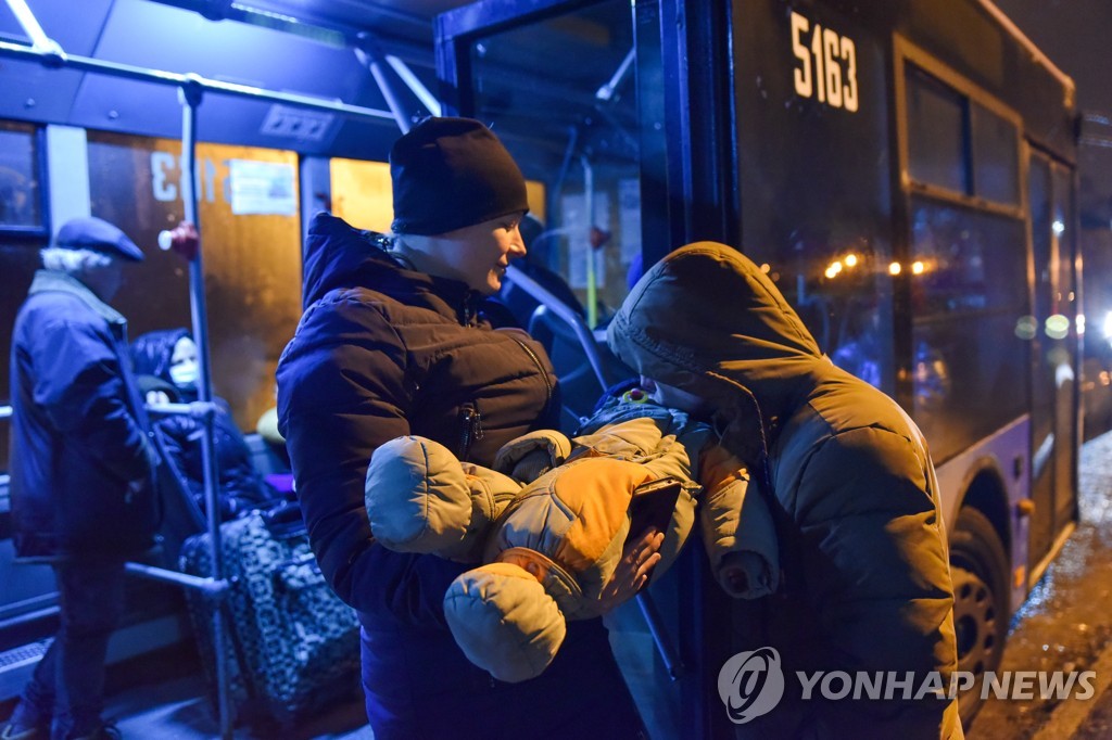 [월드&포토] 전쟁위기에 '생이별' 우크라이나 돈바스 주민들