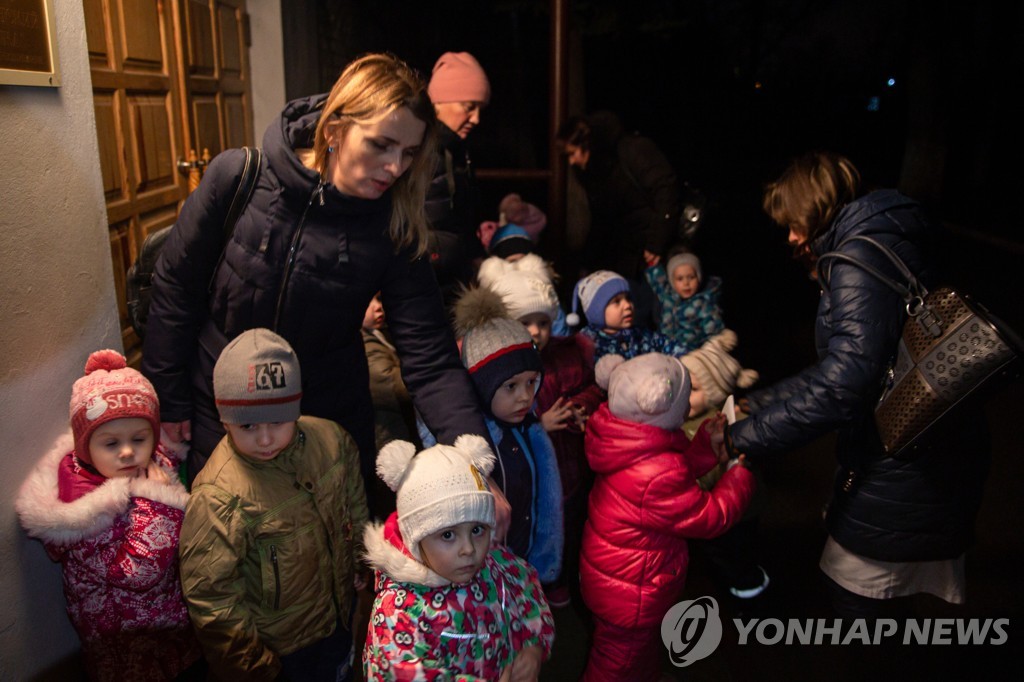 [월드&포토] 전쟁위기에 '생이별' 우크라이나 돈바스 주민들