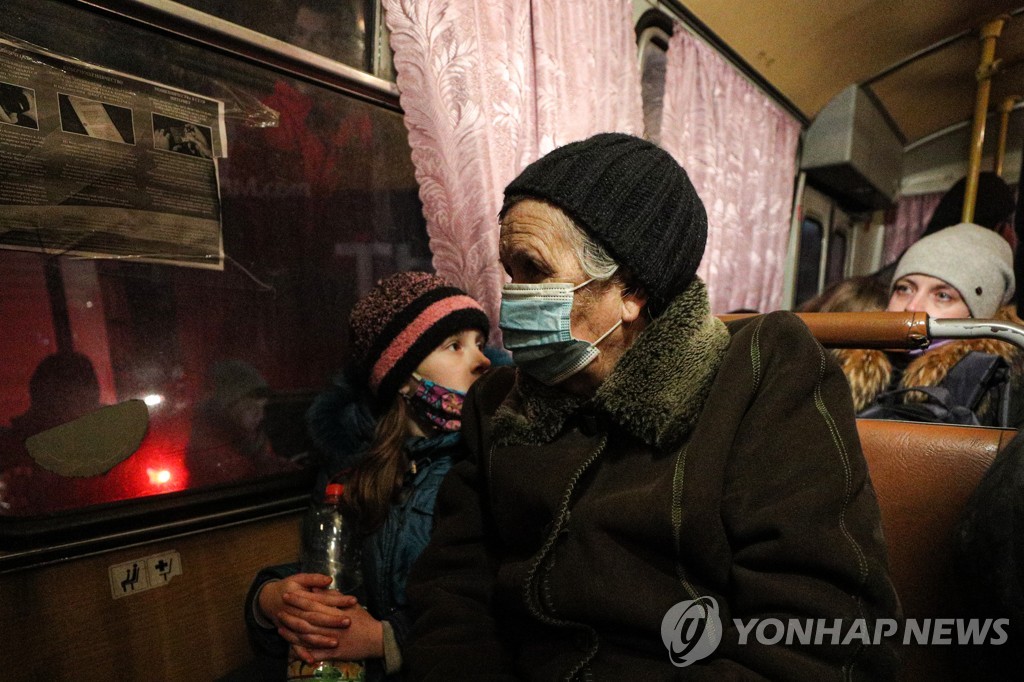 [월드&포토] 전쟁위기에 '생이별' 우크라이나 돈바스 주민들