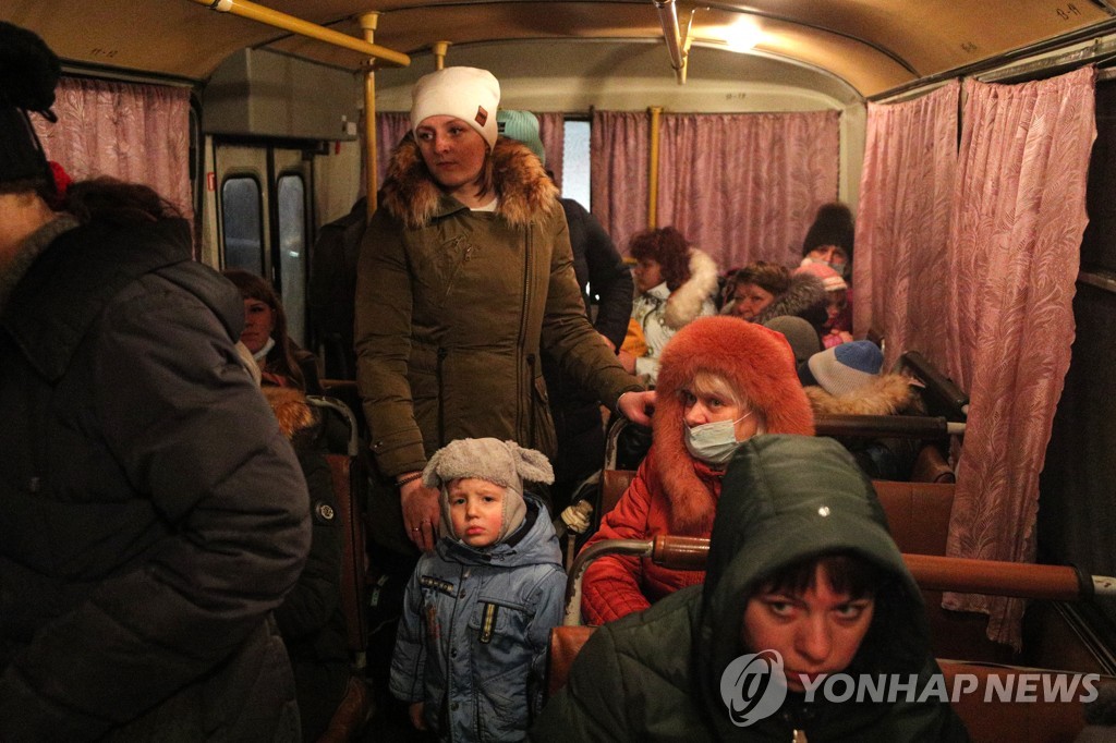 "우크라 반군 '정부군 탓 주민 대피' 영상, 가짜일 수도"