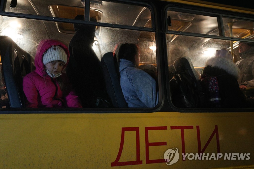 [월드&포토] 전쟁위기에 '생이별' 우크라이나 돈바스 주민들