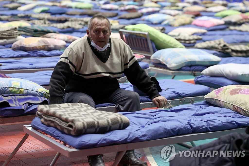 [월드&포토] 전쟁 위기에 기약없는 피란길 오른 우크라이나 주민들