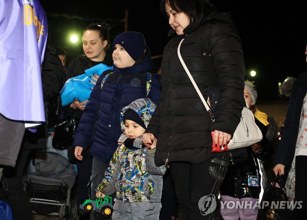 [월드&포토] 전쟁 위기에 기약없는 피란길 오른 우크라이나 주민들