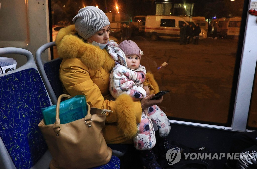 [월드&포토] 전쟁 위기에 기약없는 피란길 오른 우크라이나 주민들